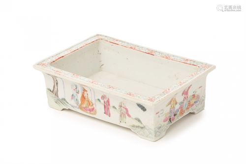 A CHINESE PORCELAIN RECTANGULAR POT