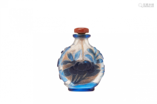 A BLUE OVERLAY GLASS SNUFF BOTTLE