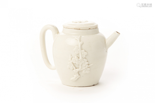 A SMALL 'BLANC DE CHINE' PORCELAIN TEAPOT