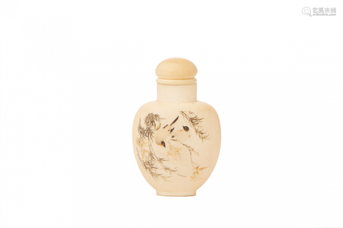 A RESIN SNUFF BOTTLE DECORATED WITH TWO BIRDS