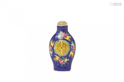 A POLYCHROME PORCELAIN SNUFF BOTTLE