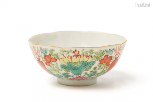 A CHINESE PORCELAIN TEA BOWL DECORATED WITH BOUQUETS AND VASES