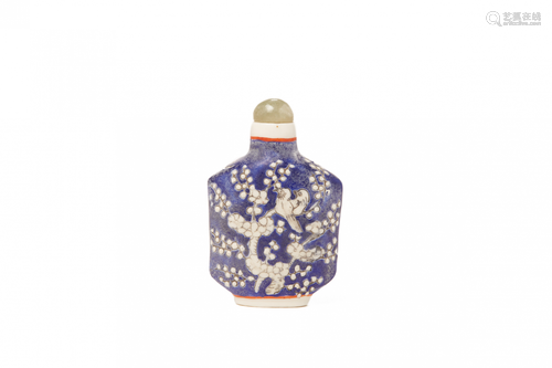 A BLUE AND WHITE PORCELAIN SNUFF BOTTLE