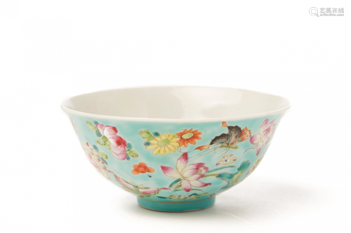 A STRAITS CHINESE STYLE PORCELAIN TEA BOWL WITH TURQUOISE BACKGROUND