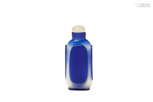 A BLUE AND WHITE GLASS SNUFF BOTTLE