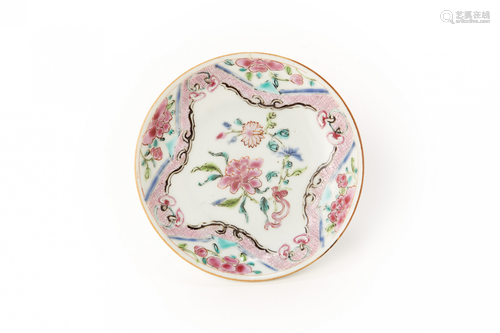 AN ANTIQUE CHINESE PORCELAIN 'FAMILLE ROSE' SAUCER