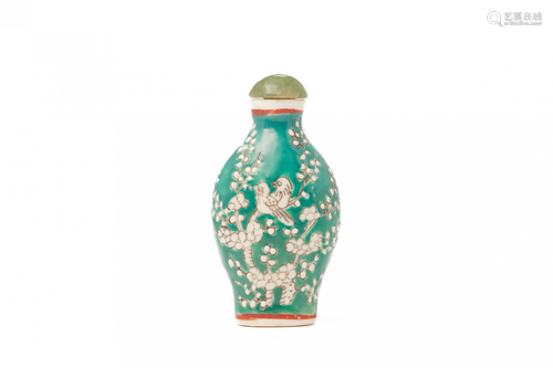 A GREEN AND WHITE PORCELAIN SNUFF BOTTLE