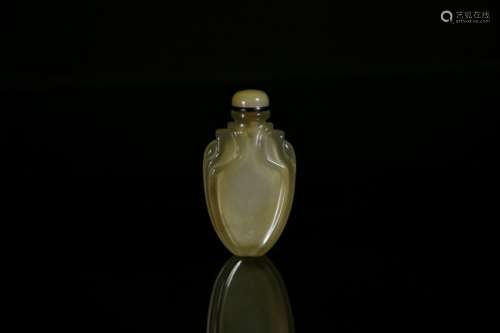 A lozenge agate snuff bottle