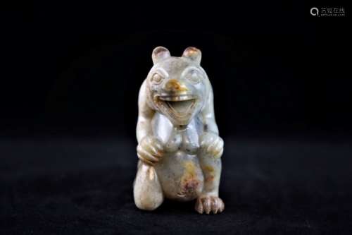 A grey and white jade carving of a bear