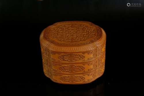 A wenzhu three-tiered round-from box and cover