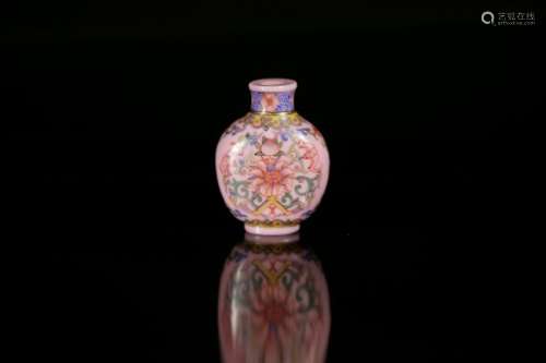 An imperial famille rose enameled'lotus'porcelain snuff