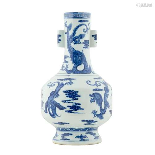 BLUE & WHITE DRAGON CHINESE ARROW VASE