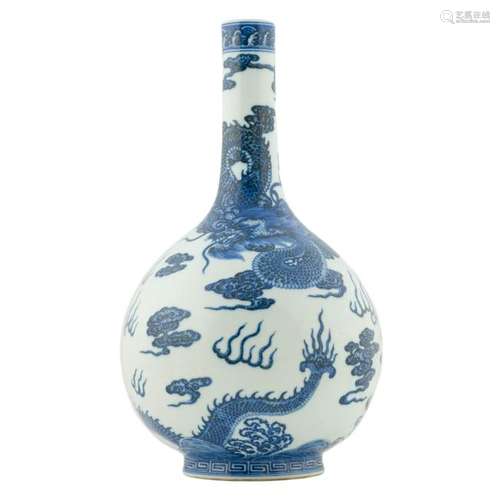 QIANLONG BLUE & WHITE DRAGON BILLE BOTTLE VASE