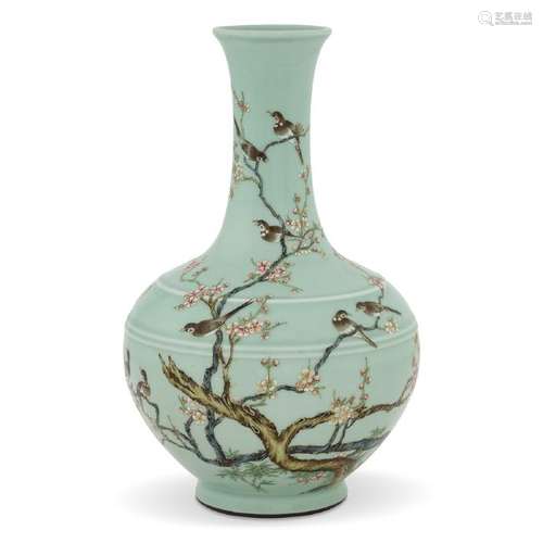 QING FAMILLE ROSE AZURE GLAZED SPINE REWARD VASE