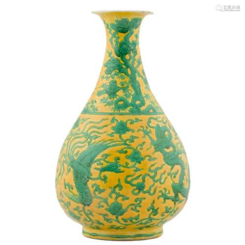 MING JIAJING FAMILLE JAUNE DRAGON PEAR VASE