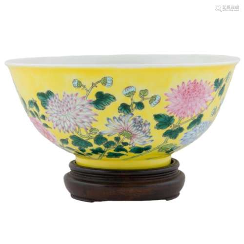 QIANLONG FAMILLE ROSE BOWL ON STAND