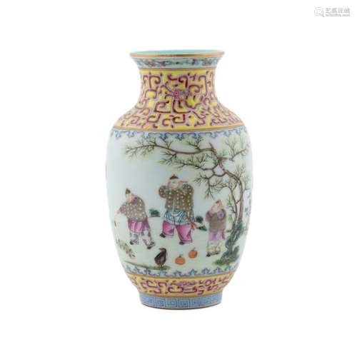 QING JIAQING FAMILLE ROSE PHOENIX TAIL VASE