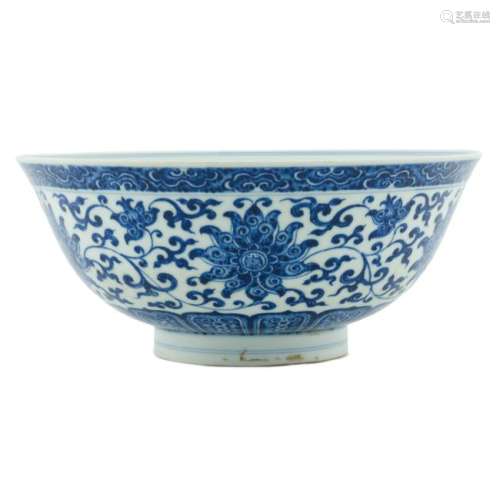 YONGZHENG BLUE & WHITE WRAPPED FLORAL CENTERPIECE