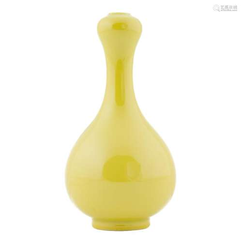 YONGZHENG YELLOW MONOCHROME GARLIC VASE