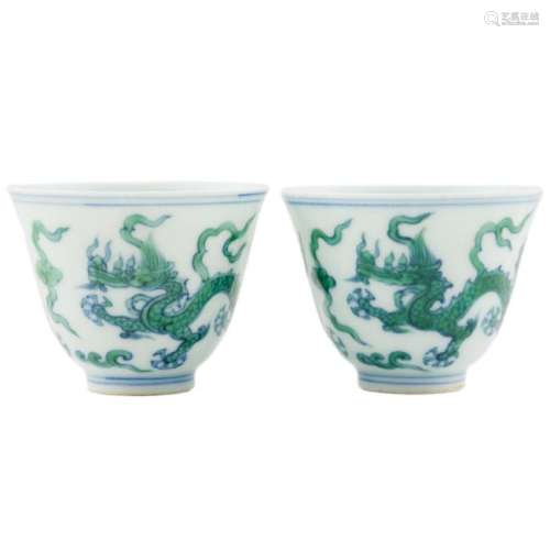 PAIR OF CHENGHUA FAMILLE VERTE DRAGON WINE CUPS