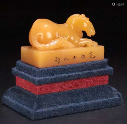 A TIANHUANG STONE CARVED HORSE SHAPED SEAL