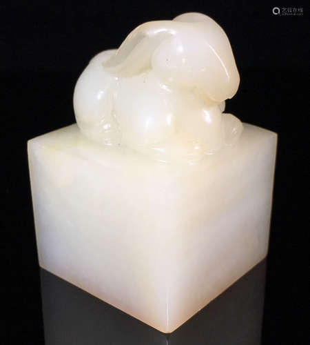 A HETIAN JADE CARVED BEAST SHAPED SEAL