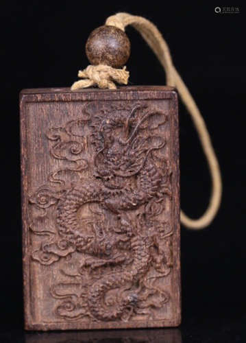 A CHENXIANG WOOD CARVED DRAGON PATTERN PENDANT