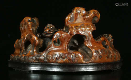 A BAMBOO CARVED LION SHAPED PEN SHELF