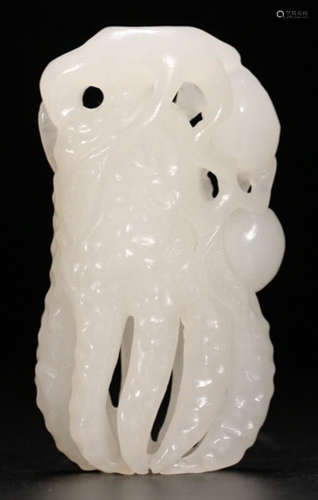 A HETIAN JADE CARVED CHAYOTE SHAPED PENDANT