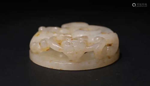 A HETIAN JADE CARVED DRAGON SHAPED PENDANT