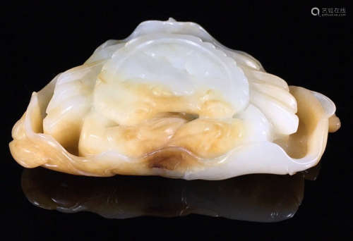 A HETIAN JADE CARVED CRAB SHAPED PENDANT