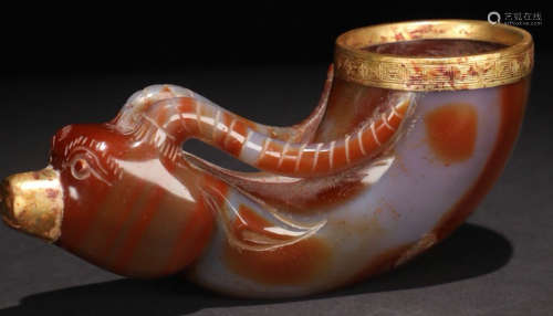 A AGATE CARVED GILT SILVER SHEEP PATTERN CUP