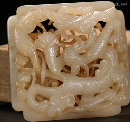 A HETIAN JADE CARVED DRAGON PATTERN PENDANT