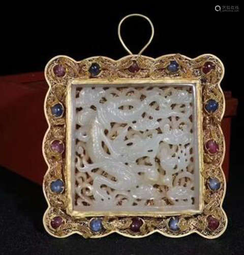 A HETIAN JADE CARVED WITH GOLD FILIGREE PENDANT