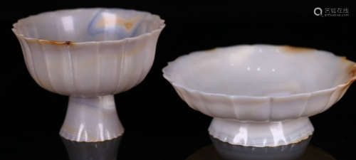 AN AGATE CARVED FLOWER SHAPED CUP