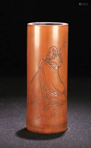 A BAMBOO CARVED DARMA PATTERN PEN HOLDER