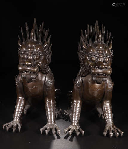 A PAIR OF BRONZE FIGURE OF  AUSPICIOUS BEAST ORNAMENT