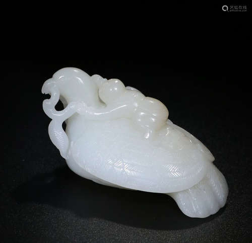 A HETIAN JADE MAGPIE  SHAPE  ORNAMENT