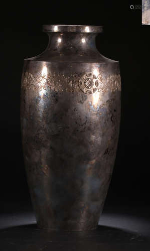 A SILVER FLOWER PATTERN CARVED VASE