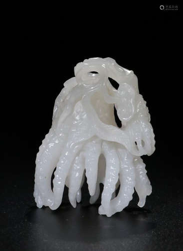 A HETIAN JADE BERGANMOT ORNAMENT