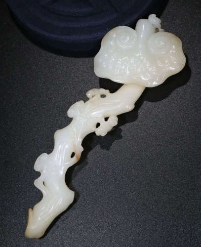 A HETIAN JADE GANODERMA CARVED 