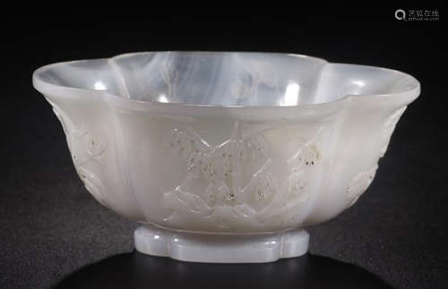 AN AGATE FLOWER CARVED BOWL