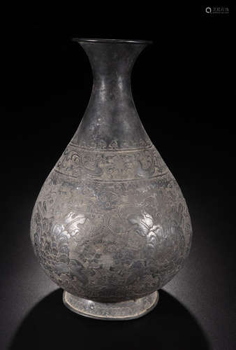 A SILVER FLOWER CARVED YUHUCHUNPING VASE