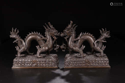 A PAIR OF BRONZE DRAGON SHAPED ORNAMENT