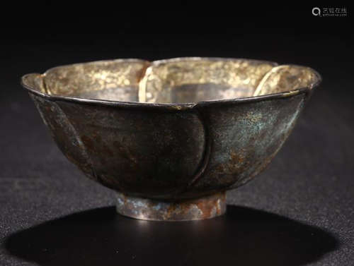 A SILVER FLOWER SHAPE MOUTH BOWL