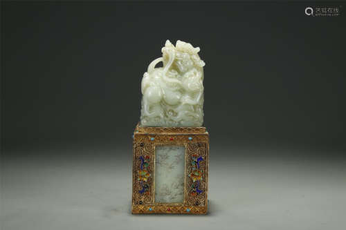A WHITE JADE CARVED DRAGON SEAL