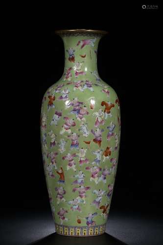 CHINESE FAMILLE ROSE GREEN-GROUND VASE