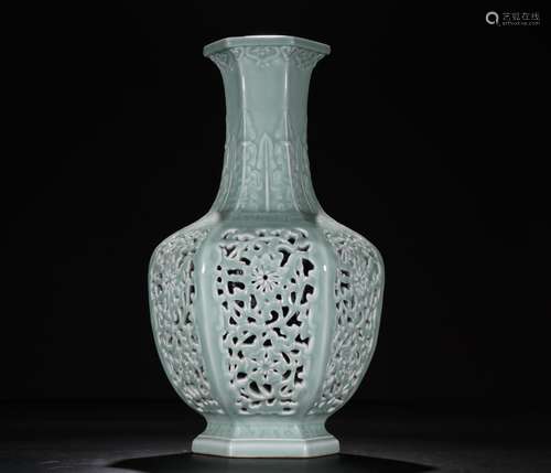 QIANLONG MARK, CHINESE CELADON GLAZED VASE