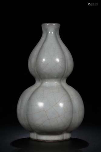 CHINESE GUAN-TYPE VASE