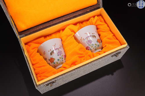 A PAIR OF FAMILLE ROSE BRIDS&FLOWERS PATTERN BELL-SHAPED CUP